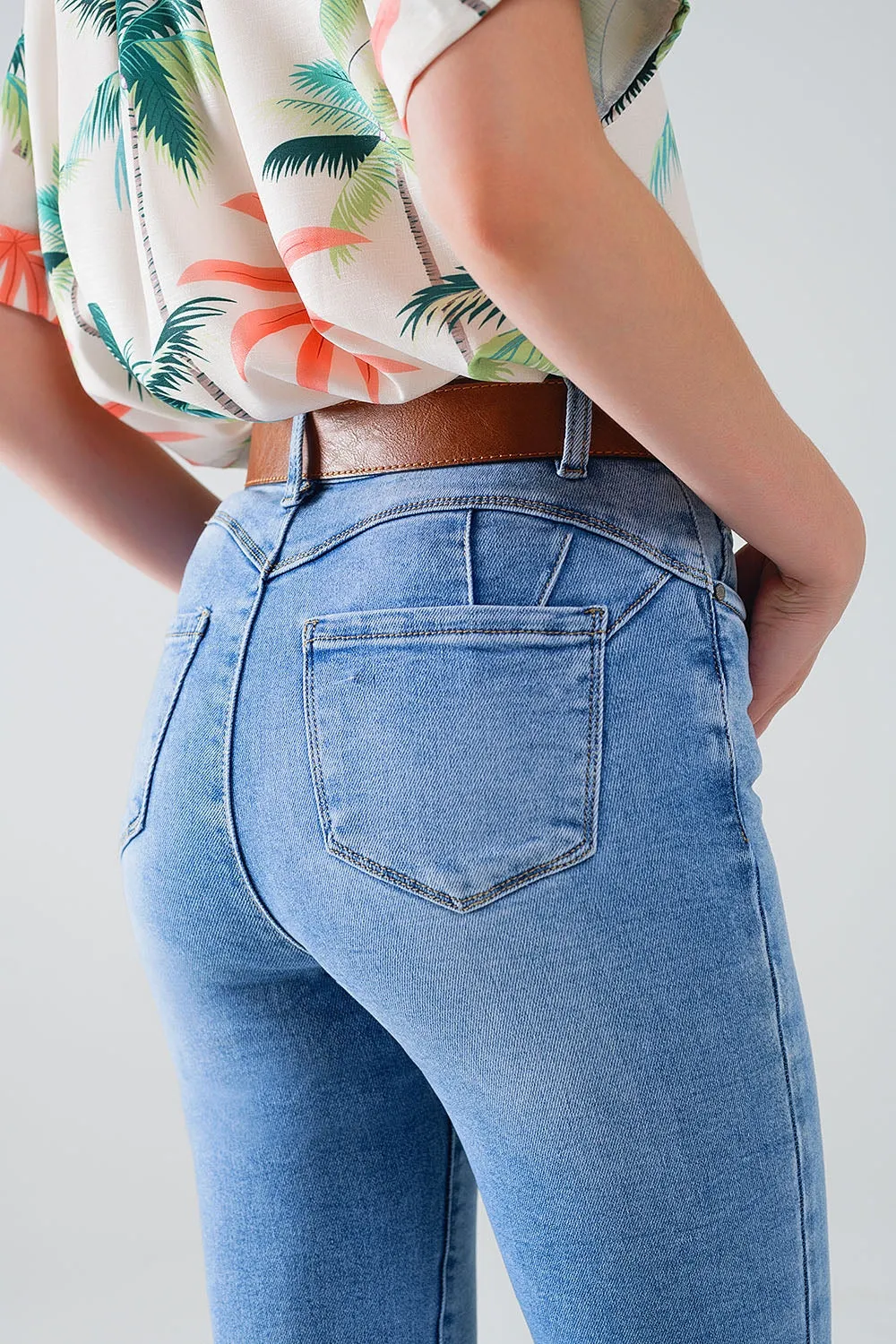 Regular Waist super Skinny Jeans in Light Wash with 5 pockets